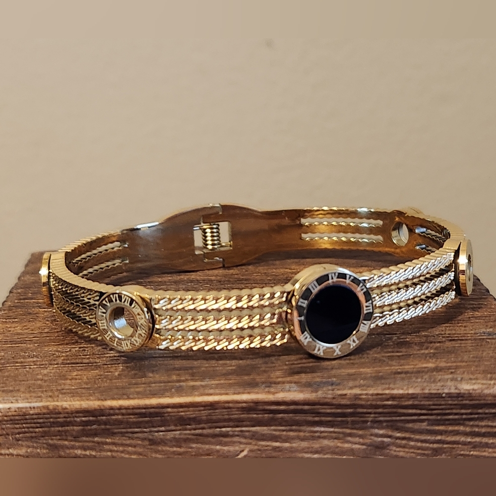 NWOT, 18K GOLD PLATED BANGLE BRACELET